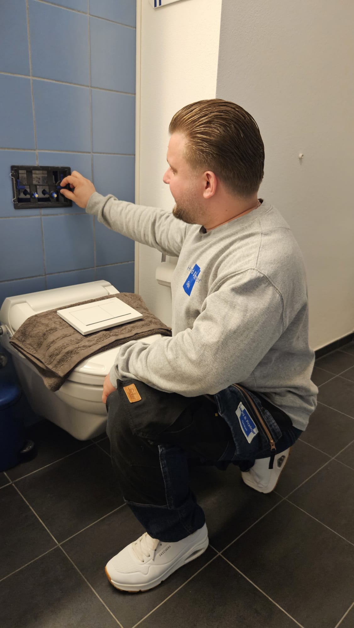 Dominik vor Klosettanlage